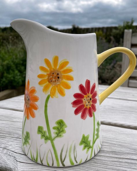 Yellow Gerbera, Jug Ceramic, Ceramics Pottery Vase, Box Creative, Decorated Flower Pots, Pottery Painting Designs, Pottery Jug, Hand Painted Pottery, Decorative Kitchen