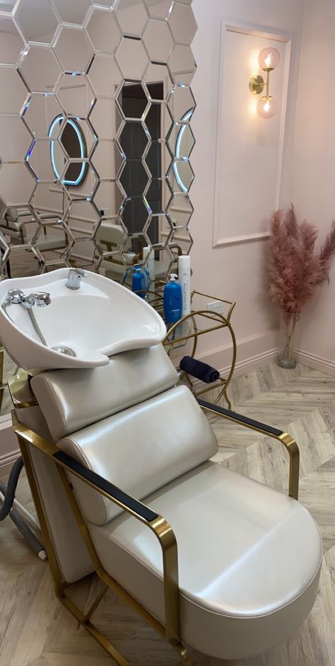 Salon Backwash Ideas, Backwash Ideas Salon, Salon Chairs Ideas, Salon Room In Home, Gold Salon Decor, Beauty Salon Design Small, Beauty Salon Decor Luxury, Small Beauty Salon Interior Design, Beauty Bar Salon