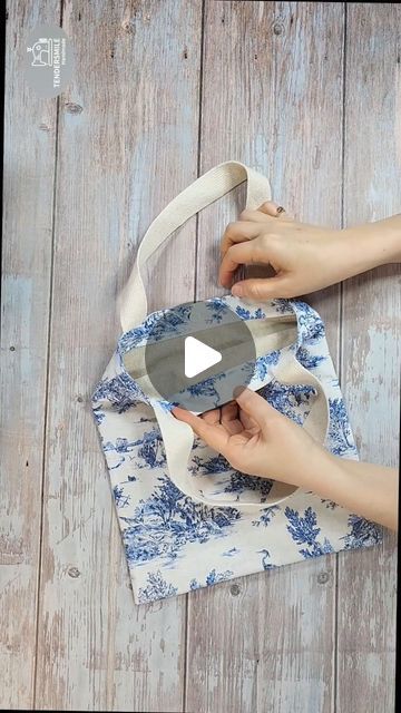 Sew A Tote Bag Easy, Fabric Handbags Handmade, Small Bag Sewing Pattern Free, Fabric Bags Handmade Handbags, Handmade Bags Tutorial, How To Make Tote Bags, Easy Tote Bags To Sew, How To Sew A Tote Bag, Sewing Bags Patterns Free