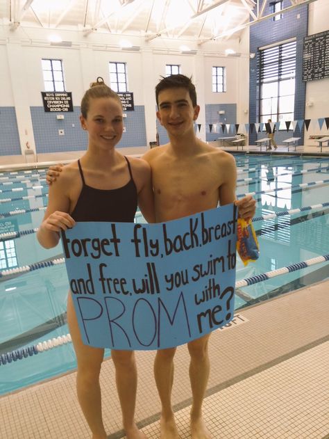 I would love this to happen but the guy I like doesn't like me back 🙄😢 Cute Hoco Proposals, Cute Promposals, Swimming Jokes, Cute Homecoming Proposals, Cute Prom Proposals, Asking To Prom, Swimming Funny, Dance Proposal, Swimming Memes