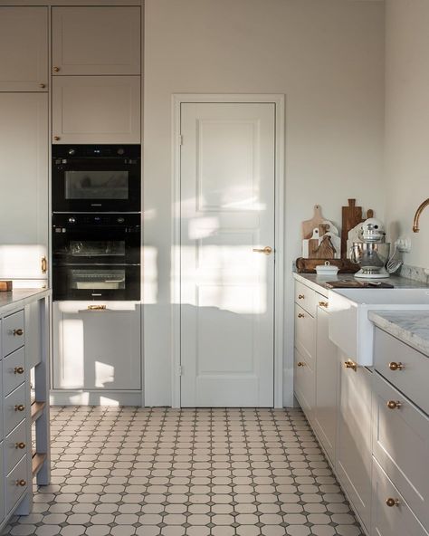 Adjust your budget for installing porcelain tiles in kitchen decorations. Now you can install and use a porcelain tile floor with a simple pattern that has a combination of beige and brown colors so that it has a touch of monochromatic color. The tile pattern used is suitable for decorating farmhouse or rustic kitchens. Simple Look Porcelain Tile frame @annalovesneutrals #kitchenflooringideas #bambooflooring #ceramictiles #flooring Floor Tiles For Small Kitchen, Vct Kitchen Floor, Kitchen With Patterned Tile Floor, Kitchen Mosaic Floor, Kitchen Floor Porcelain Tile, Kitchen Floor Pattern, Vintage Kitchen Flooring, Affordable Kitchen Flooring Ideas, Kitchen With Beige Tile Floor