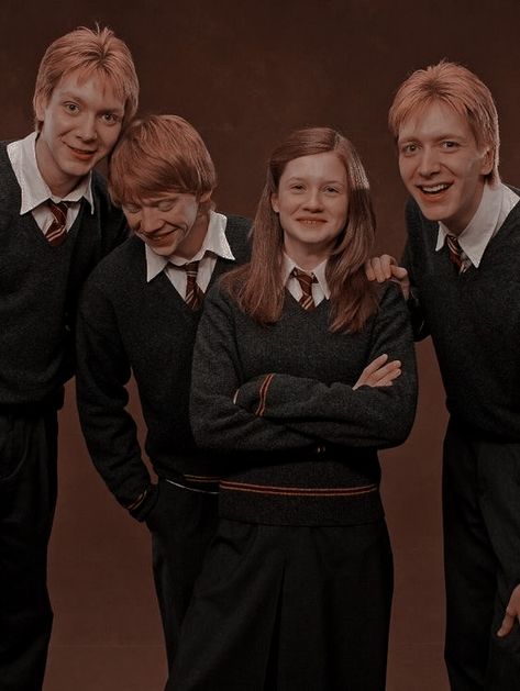 𝐻𝑎𝑟𝑟𝑦 𝑃𝑜𝑡𝑡𝑒𝑟 Weasley Family, Tapeta Harry Potter, Harry Potter Poster, Harry Potter Icons, Desenhos Harry Potter, Fred And George Weasley, Harry Potter Images, Images Harry Potter, Harry Potter Actors