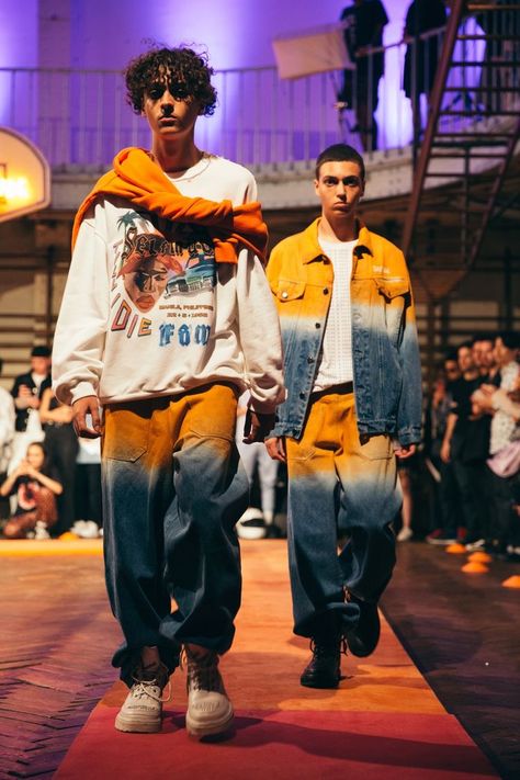 Kriss Kross, Kris Kross, Ty Dye, Croquis Fashion, Nigerian Outfits, Retro Sportswear, Tie Dye Fashion, Fashion Design Collection, Pastel Outfit