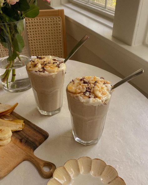 Mia Swinehart, MS, RD, LDN on Instagram: “stop what you’re doing and make this banana fig milkshake 🤩🤩 the flavor is out of this world, and it’s also packed full of nutrients! in…” Frozen Cauliflower, Dinner Aesthetic, Tiktok Food, Banana Shake, Banana Drinks, Milkshake Recipe, Vanilla Milkshake, Vanilla Shake, Banana Milkshake