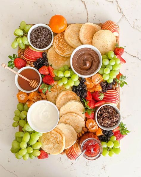 This Pancake Charcuterie board is a fun way to present breakfast for a crowd during a weekend morning. It doesn't only look beautiful and creative, but it's a crowd pleaser and for the whole family, with so many options to chose from #breakfastcharcuterie #breakfastcharcuterieboard #pancakeboard Pancake Charcuterie Board, Breakfast Brunch Party, Breakfast Charcuterie, Harry Potter Parties Food, Breakfast For A Crowd, Breakfast Party, Birthday Breakfast, Tasty Pancakes, Birthday Brunch