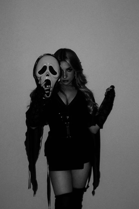 Scream Mask Photoshoot Women, Ghostface Picture Ideas, Ghostface Photoshoot Female, Halloween Boudier Pics Scream, Ghostface Disfraz Mujer, Scream Mask Photoshoot, Scream Costume Woman, Ghost Face Costume Women, Ghostface Photoshoot