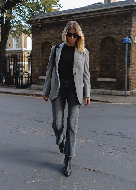 Emma Hill Autumn style. Grey blazer, black cashmere sweater, grey cropped kick flare jeans, black Celine Sea Sangle bag Short Coat Outfit, Grey Blazer Women, Grey Blazer Outfit, Jeans Blazer Outfit, Grey Jeans Outfit, Emma Hill, Jeans Outfit For Work, Black Cashmere Sweater, Business Casual Blazer