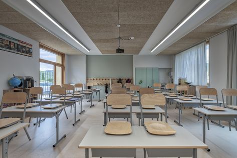 Pretty School Building, School Classroom Design, Classroom Architecture, Design Classroom, College Furniture, Classroom Interior, School Building Design, College Architecture, Future School