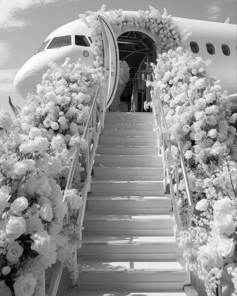 Dress Wealthy, White Rich Aesthetic, Private Jet Aesthetic, Wedding Cake Champagne, Wedding Portofino, Jet Aesthetic, Aesthetic Yacht, Afterparty Dress, Wealthy Aesthetic