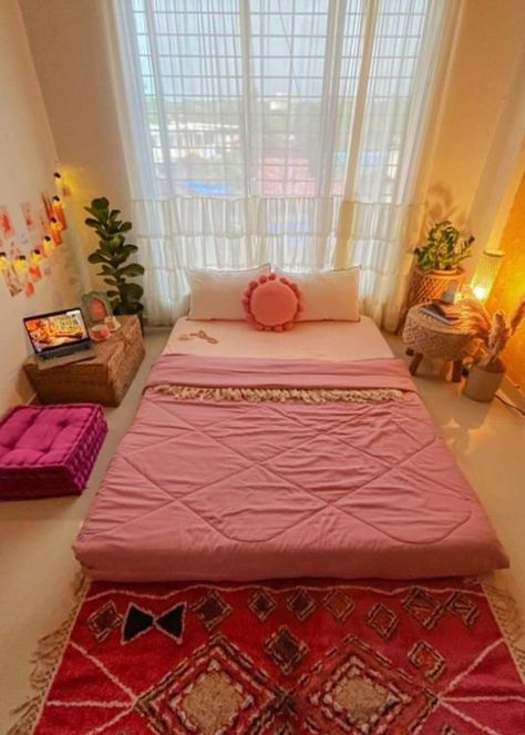 Pink Bedroom Walls, Small Room Makeover, Christmas Posts, Bedroom Ideas For Small Rooms Diy, Indian Room, Indian Room Decor, Indian Bedroom Decor, Indian Bedroom, Bedroom Decor For Small Rooms