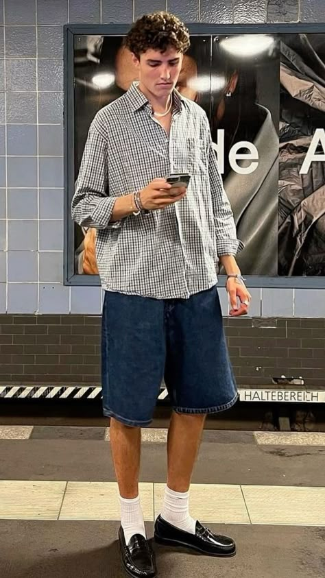 Men Muscular, Shoes Nike Dunks, Shoelace Belt, Boy Necklace, Crop Top Men, Shirt Crop Top, Pants Baggy, Subway Station, Street Fashion Men Streetwear