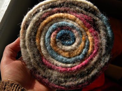 Felted Wool Trivet Diy, Wool Roving Crafts, Dry Felting Projects, Tovad Ull, Wool Coasters, Felted Bowls, Wool Felt Projects, Felt Coasters, Felted Wool Crafts