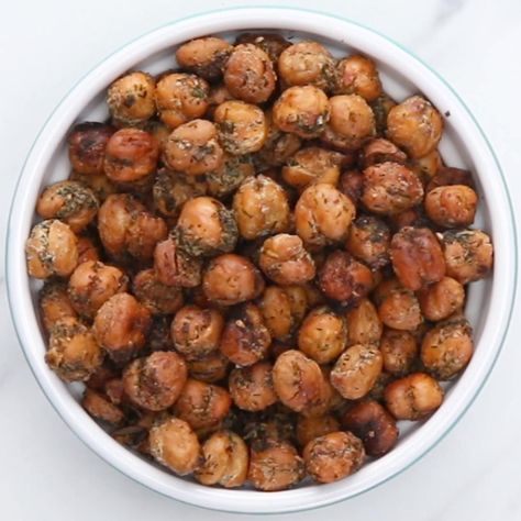 “Ranch” Roasted Chickpeas Recipe by Tasty Spicy Roasted Chickpeas, Roasted Chickpeas Recipe, Cinnamon Apple Chips Baked, Quinoa Snacks, Chickpea Recipes Roasted, Salad Shop, Berry Fruit Salad, Dried Dill, Chickpeas Recipe