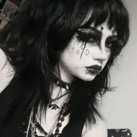 Eye Makeup Edgy, Makeup Edgy, Maquillage Goth, Trad Goth Makeup, Goth Eye Makeup, Monochrome Makeup Look, Goth Subculture, Trad Goth, Alt Makeup