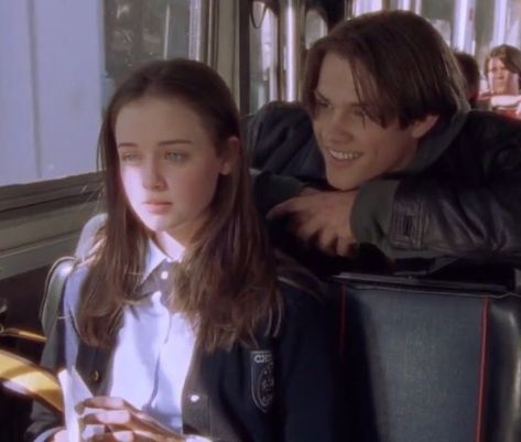 Rory Gilmore And Dean, Gilmore Girls Pfp, Rory And Dean, Autumn Library, Fall Aesthetic Fashion, Gilmore Lorelai, Gilmore Girls Rory, Autumn Fall Aesthetic, Dean Forester