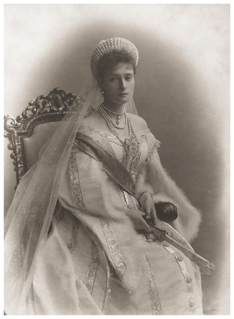 Alix Of Hesse, Empress Alexandra Feodorovna, Empress Alexandra, Creaturi Mitice, Maria Feodorovna, Alexandra Feodorovna, Romanov Dynasty, Princess Alice, Court Dresses