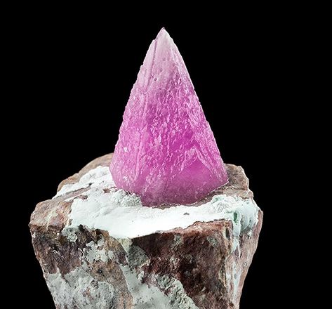 Cobalto Calcite, Minerals Crystals Rocks, Rocks And Fossils, Aesthetic Roses, Cool Rocks, Love Natural, Minerals And Gemstones, Rocks And Gems, Gems And Minerals