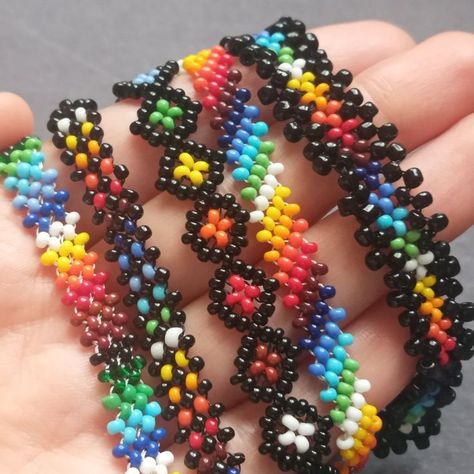 How to make a colorful beaded bracelet: Tutorial/Super easy beads bracelet Seed Bead Bracelets Diy, Seed Bead Bracelets Tutorials, Seed Bead Bracelet Patterns, Gelang Manik-manik, Beaded Earrings Tutorials, Beaded Earrings Diy, Pola Gelang, Beaded Bracelets Tutorial, Gelang Manik