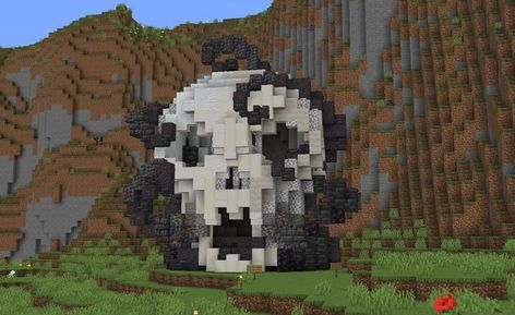 A Minecraft organic of a skull made of various white blocks in order to create a shading effect. Underneath the skull is an octopode blob with tentacles that reach around the skull and through its eye sockets. The tentacles are black with orange and red suckers. Minecraft Creatures Build, Minecraft Cave House Ideas Interior, Minecraft Creature Build, Minecraft Bone Build, Minecraft Monster Build, Minecraft Horror Builds, Minecraft Skull Build, Minecraft Gothic Builds, Gothic Minecraft Builds