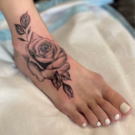 Rose Foot Tattoos For Women, Tattoo On Ankle For Women, Rose Tattoo On Foot, Rose Leg Tattoo, Rose Foot Tattoo, Toe Tattoo, Toe Tattoos, Piece Tattoo, Rose Tattoos For Women