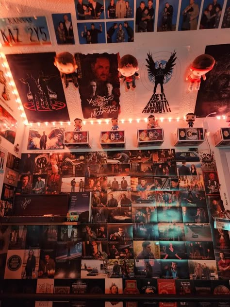 Supernatural 
Misha Collins
Dean Winchester
Maximalism 
Jensen Ackles
Sam Winchester
Mark Sheppard 
Crowley
Room
Room Aesthetic Supernatural Themed Bedroom, Supernatural Room Ideas, Supernatural Bedroom Ideas, Supernatural Home Decor, Supernatural Room Decor, Fandom Bedroom Aesthetic, Supernatural Decor, Supernatural Diy, Maximalism Room