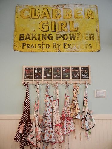 Apron Rack, Apron Display, Apron Hanger, Shabby Chic Kitchen Ideas, Chic Kitchen Ideas, Shabby Chic Modern, Vintage Bakery, Hanger Ideas, Bakery Decor