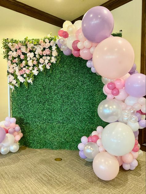 Grass Wall Backdrop With Pink Balloons, Boxwood Balloon Backdrop, Grass Wall Backdrop With Balloons, Birthdays Decorations, Boxwood Backdrop, Haldi Ceremony Decorations, Hippie Birthday Party, Floral Graduation Party, Rose Gold Party Decor