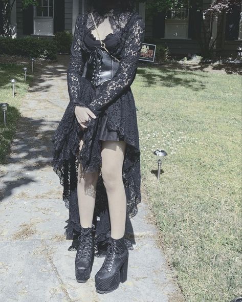 Goth Outfits With Long Skirts, Fairygoth Outfit, Goth 90s Fashion, Goth Prom Outfit, Goth Outfits For Women, Goth Dress Aesthetic, Tomboy Goth, Romantic Goth Fashion, 80s Trad Goth