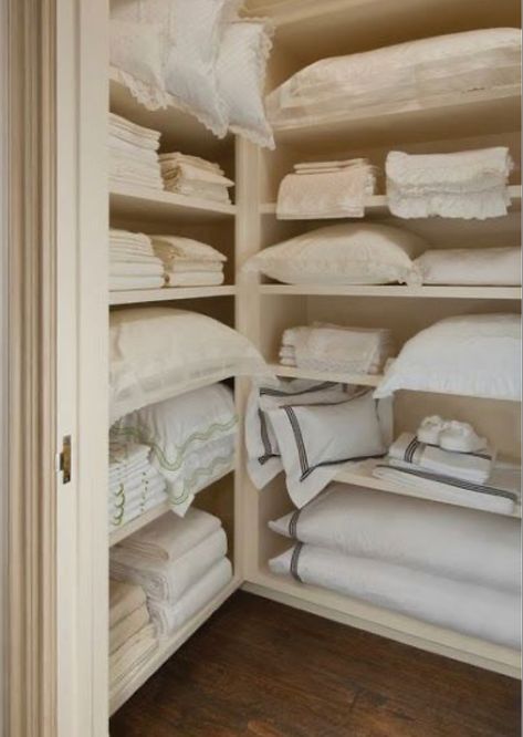 Linen Closet Design, Airing Cupboard, Organizing Linens, White Linens, Desain Pantry, Smart Tiles, Linen Cupboard, Linen Closet Organization, غرفة ملابس