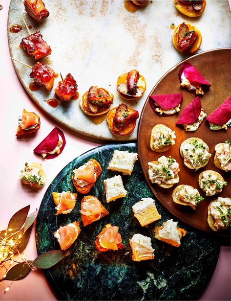 Easy Christmas canapé recipes Dinner Party Nibbles, Nibbles Ideas, Sweet Puff Pastry Recipes, Christmas Party Finger Foods, Vegetarian Canapes, Christmas Nibbles, Easy Canapes, Christmas Canapes, Vegan Pulled Pork