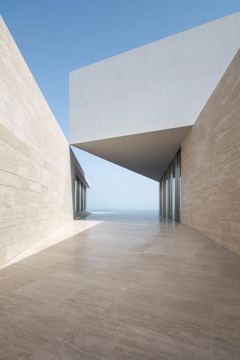 House Architecture, Architecture Texture, Persian Gulf, Plans Architecture, Minimal Architecture, Golf Design, Courtyard House, Minimalist Architecture, Unique Architecture