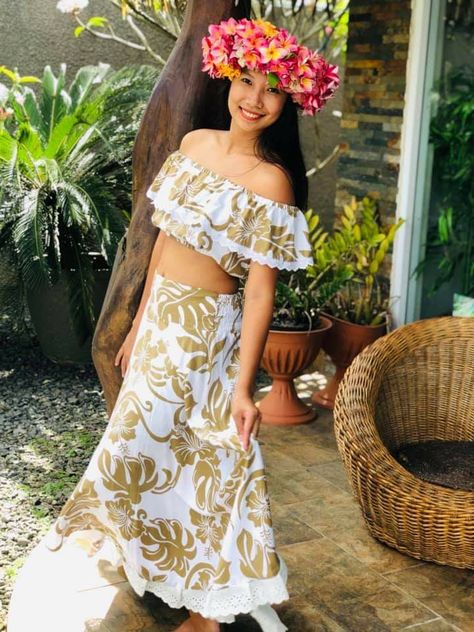 Polynesian Fashion Traditional, Traditional Hawaiian Clothing, Hawaii Costume, Hula Outfit, Tahitian Dress, Preppy Style Outfits, Hula Dress, Caribbean Outfits, Pink Floral Maxi Dress