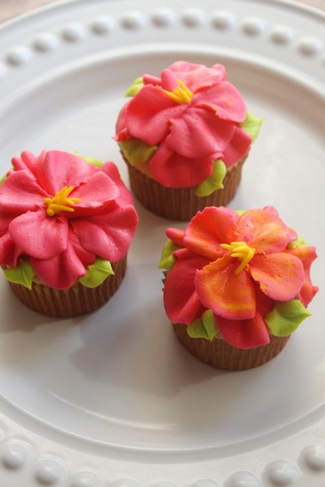 Tropical style buttercream flowers using tip 126k!  . . #buttercream #buttercreamcupcakes #buttercreamflowers #flowers #flowercupcakes #piping #cupcakes #cupcakedecorating #tropical #tropicalcupcakes Hawaiian Cake Ideas Luau Birthday Themed Cupcakes, Hibiscus Flower Cupcakes, Tropical Flower Cupcakes, Tropical Cupcake Ideas, Tropical Theme Cupcakes, Tropical Paradise Party, Rainforest Party, Piping Cupcakes, Summer Birthday Cake