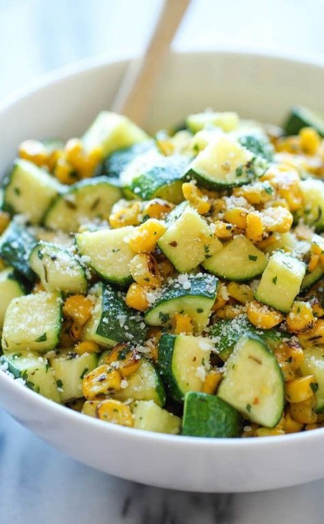 Parmesan Zucchini Chips, Sommer Mad, Zucchini Recipes Healthy, Pasta Vegetariana, Resep Salad, Parmesan Zucchini, Veggie Side Dishes, Squash Recipes, Idee Pasto Sano