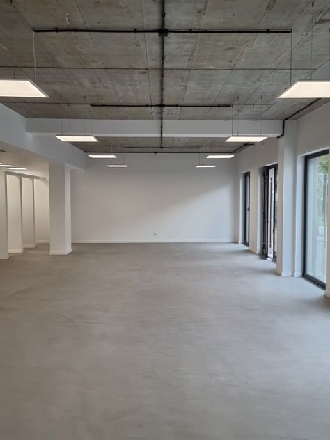 Clean Industrial Interior, Modern Fitness Studio, Brick Wall Studio, Exposed Concrete Ceiling, Concrete Warehouse, Concrete Office, Studio Minimalist, Concrete Studio, Content Studio