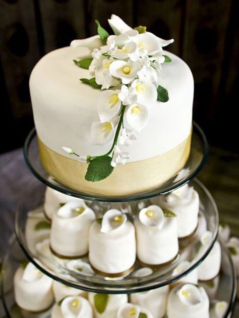 Calla Lily Cake, Calla Lily Wedding Flowers, Wedding Cake Designs Simple, Lily Cake, Mini Torte, Calla Lily Wedding, Traditional Wedding Cakes, Torte Cupcake, Fall Wedding Cakes