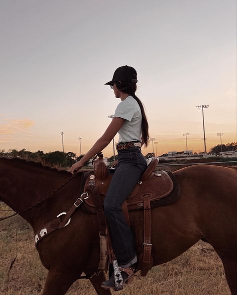 Country Girl Aesthetic, Estilo Cowgirl, Foto Cowgirl, Western Girl Outfits, Western Photoshoot, Pictures With Horses, Horse Riding Outfit, Casual Country Outfits, Cute Horse Pictures