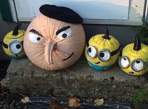 Halloweenpyssel Barn, Cute Painted Pumpkin Ideas, Julkransar Diy, Minion Pumpkin, Halloween Pumpkin Crafts, Creative Pumpkin Painting, Minion Halloween, Creative Pumpkin Decorating, Table Halloween