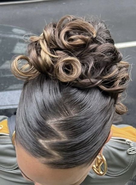 Kadeřnické Trendy, Flot Makeup, Vlasové Trendy, Hairdos For Curly Hair, Hair Stylies, Penteado Cabelo Curto, Hair Stylist Life, Sleek Hairstyles, Baddie Hairstyles