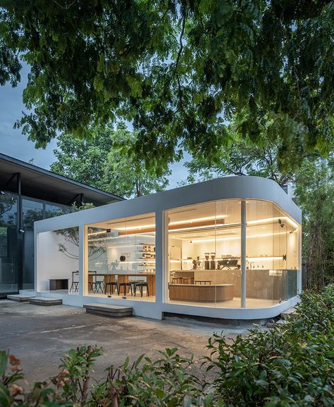 spacy architecture wraps serene bangkok cafe in floating glass Bangkok Cafe, Cafe Layout, Corner Cafe, Cafe Shop Design, Kiosk Design, Cafe House, Layout Architecture, Coffee Shop Design, Timber House