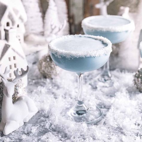 Jack Frost Cocktail with Empress Gin | Healthy Little Peach Fun Holiday Alcoholic Drinks, Winter Party Cocktails, Ice Themed Cocktails, Snowball Drink Recipe, Snow Themed Cocktails, Frozen Baileys Drinks, Jack Frost Mock Tail, Winter Jack Cocktails, Jack Frost Martini