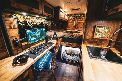 Gaming Bedroom Ideas, Gaming Bedroom, Kombi Home, Pc Gaming Setup, House Loft, Van Life Diy, Living Room Loft, Van Home, Van Living