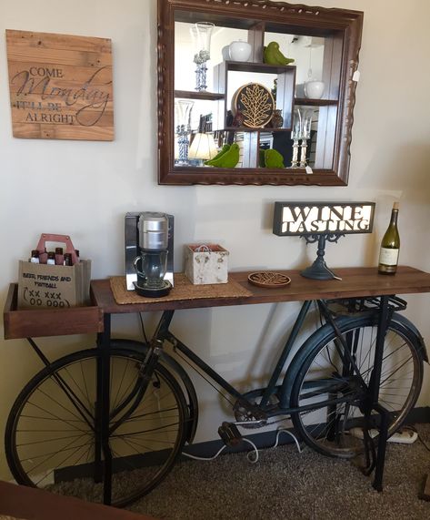 Recycle bicycle bar...wine anyone? Bicycle Room Design, Bicycle Home Decor, Bicycle Table Diy, Bicycle Table Ideas, Bicycle Decorating Ideas, Vintage Bicycle Decor, Bike Table, Bicycle Table, Bicycle Room