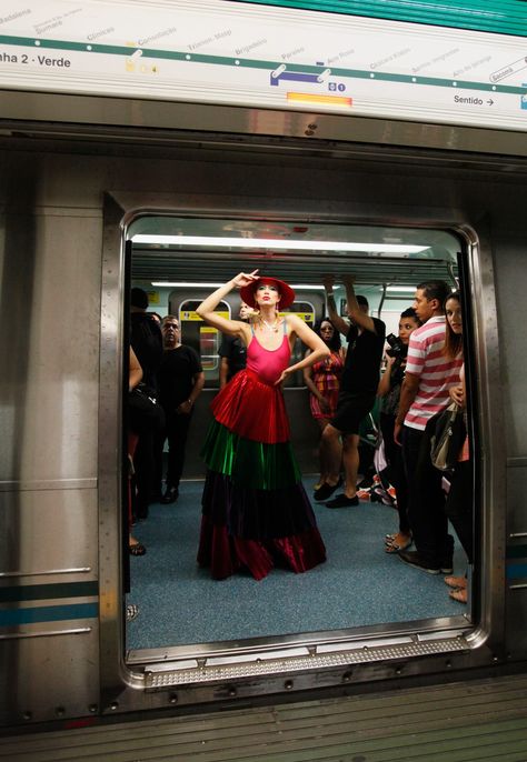 Models In A Brazilian Subway Station - Business Insider City Fashion Photography, Nyc Photoshoot, Urban Fashion Editorial, Urban Fashion Girls, 90s Urban Fashion, Urban Fashion Photography, Urban Apparel, Urban Wear Women, Mode Editorials