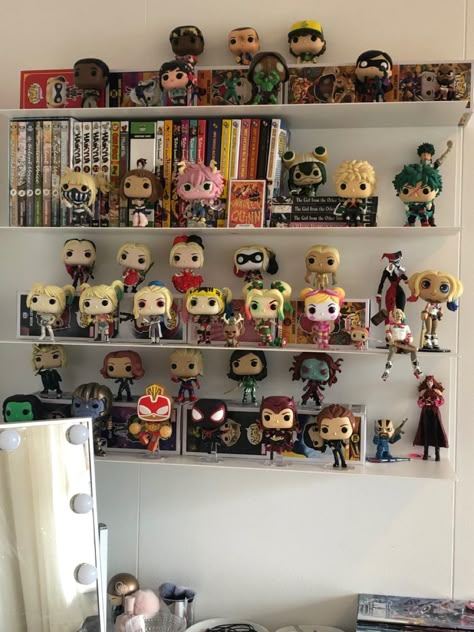 Funko Pop Display Ideas Shelves, Funko Shelf, Funko Display Ideas, Funko Pop Display Ideas, Funko Pop Shelves, Comic Room, Marvel Room, Funko Pop Display, Floating Shelves Bedroom