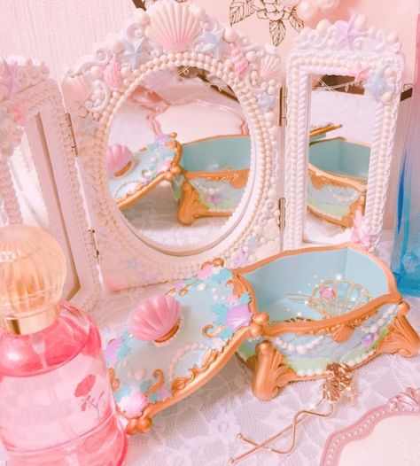 Bedroom Aesthetic Princess, Mermaid Vanity, Mermaid Room Ideas Kids, Aesthetic Princess, Cute Aesthetics, Diy Mermaid, Mermaid Bedroom, Mermaid Bathroom, Mermaid Room