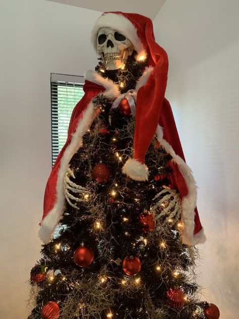 Scary Christmas Tree, Gothic Christmas Tree Ideas, Halloween On Christmas, Skull Christmas Decorations, Horror Themed Christmas Tree, Haunted Christmas Decorations, Emo Christmas Tree, Horror Movie Christmas Tree, Gothic Christmas Decorations Diy