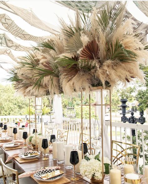 Grass Centerpiece, Boho Centerpiece, Fall Wedding Bridesmaids, Debut Ideas, Pampas Grass Decor, Traditional Wedding Decor, Boda Mexicana, Birthday Balloon Decorations, Outdoor Wedding Reception