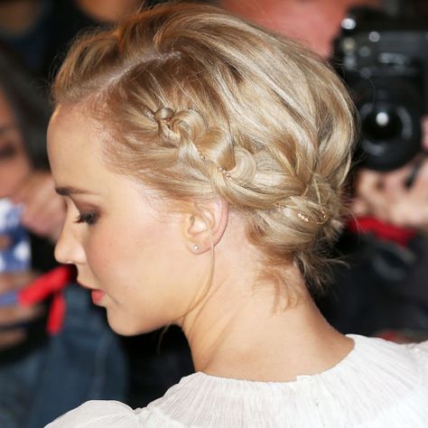 Jennifer Lawrence does subtle bling with a dainty necklace woven through her milkmaid braid updo Celebrity Updos, Jennifer Lawrence Hair, Holiday Party Hair, Milkmaid Braid, Color Rubio, Penteado Cabelo Curto, Trending Hairstyles, Short Hair Styles Easy, Braided Updo