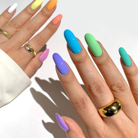 19 Rainbow Nails Design To Try This Season For A Stunning Effect Design Ongles Courts, Colourful Acrylic Nails, Rainbow Nails Design, Rainbow Nail Art, Rainbow Nails, Short Nail Designs, Diy Beauty Hacks, Baby Boomer, Nail Extensions